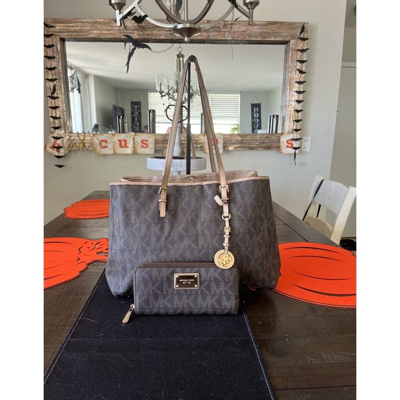 Michael Kors Logo Set - Picture 2 of 11